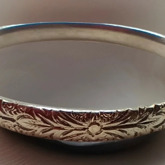 Vintage Silver Tone Whiting & Davis Flower Etched Bangle Floral Bracelet Signed - Picture 2 of 5